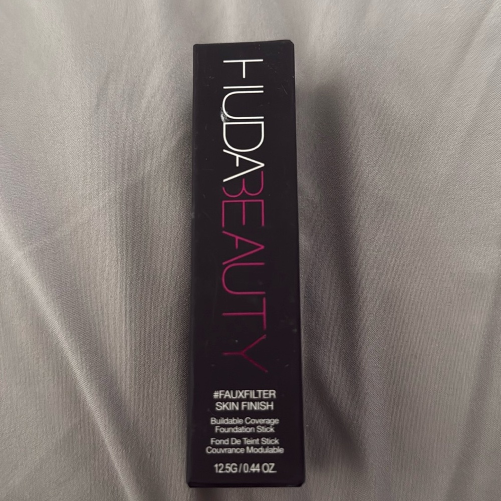 Huda Beauty Foundation Stick In Panna Cotta